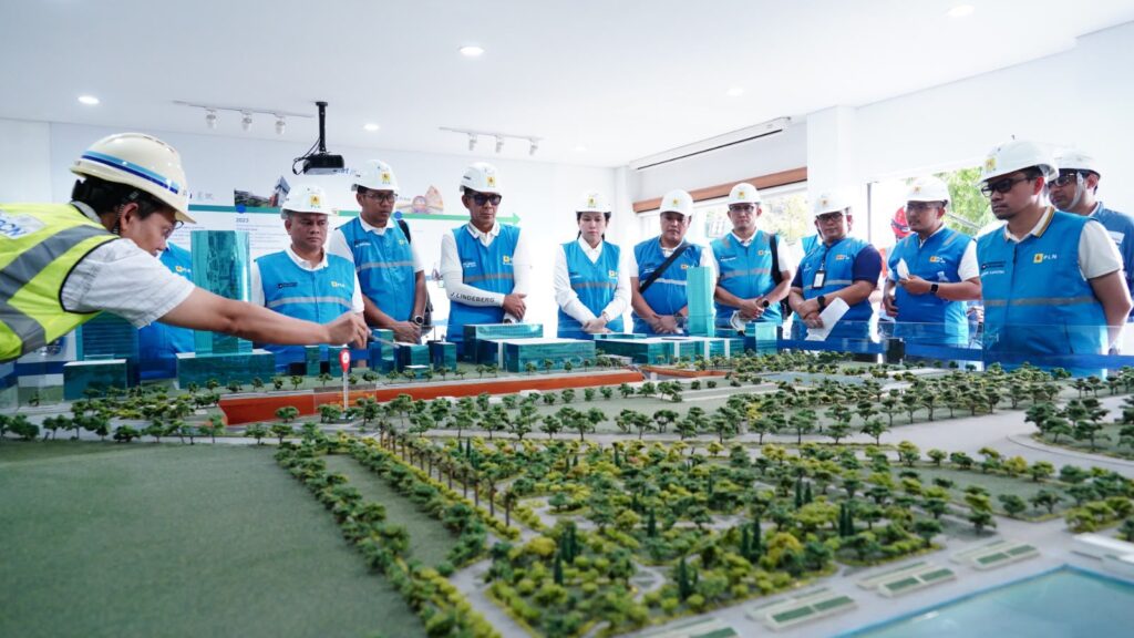 General Manager PLN UID Jakarta Raya, Moch. Andy Adchaminoerdin, meninjau langsung instalasi _Gas Insulated Switchgear_ (GIS) yang menjadi bagian dari infrastruktur kelistrikan untuk mendukung operasional MRT Jakarta Fase 2A